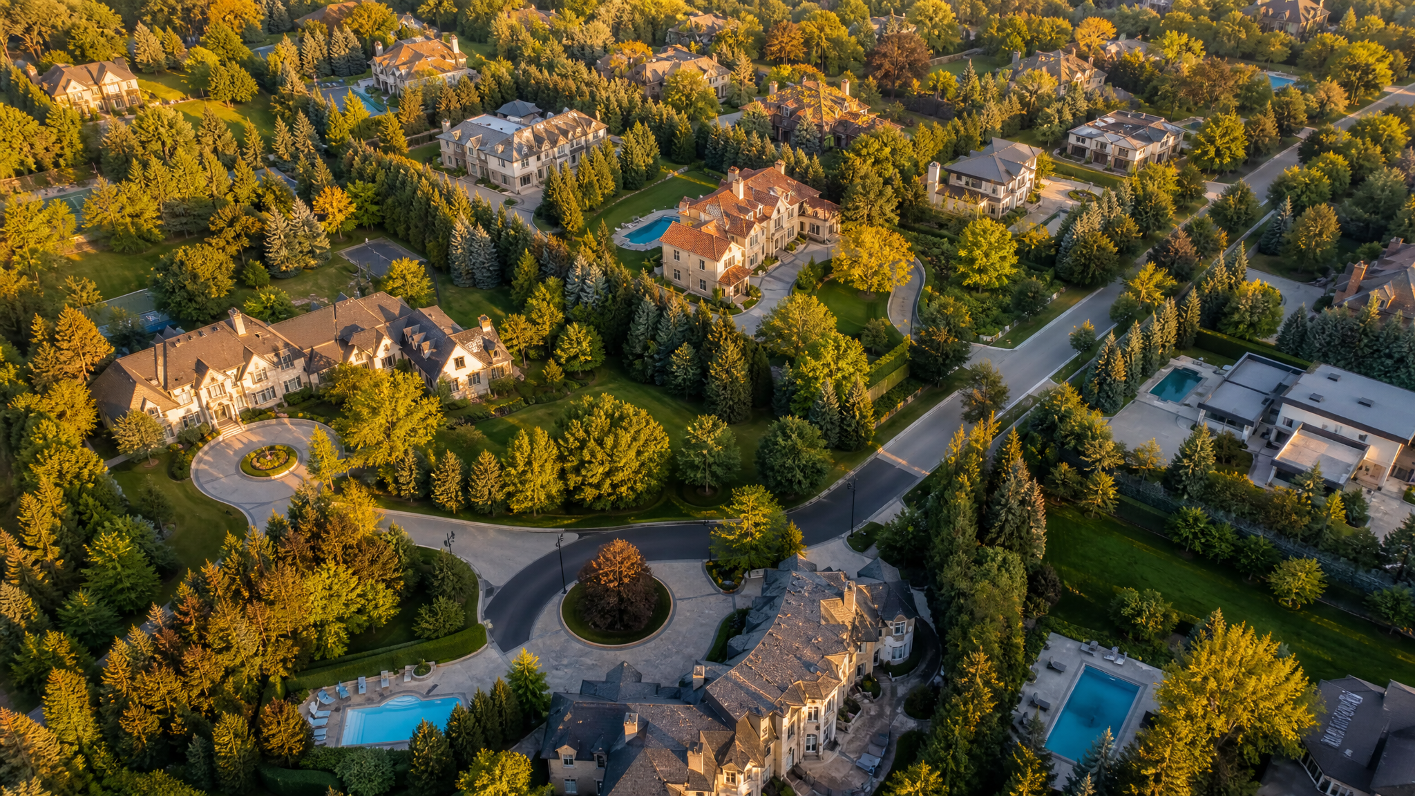 Aerial view of luxury estate neighbourhood in the Greater Toronto Area
